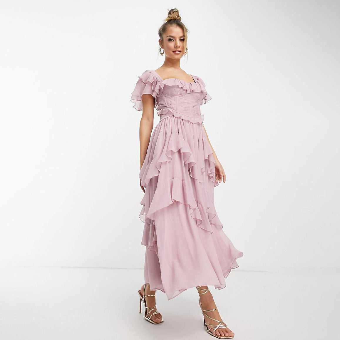 Robe longue élégante à corsage structuré et jupe à volants raffinés