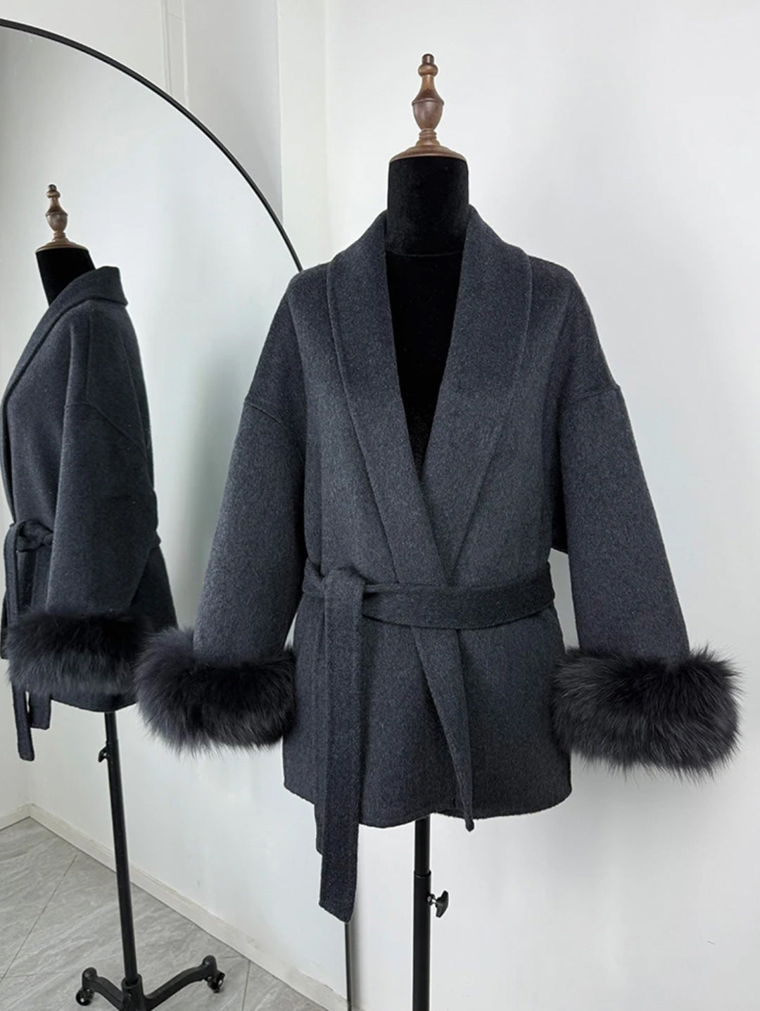 Manteau en laine française à col en V avec laçage et fourrure