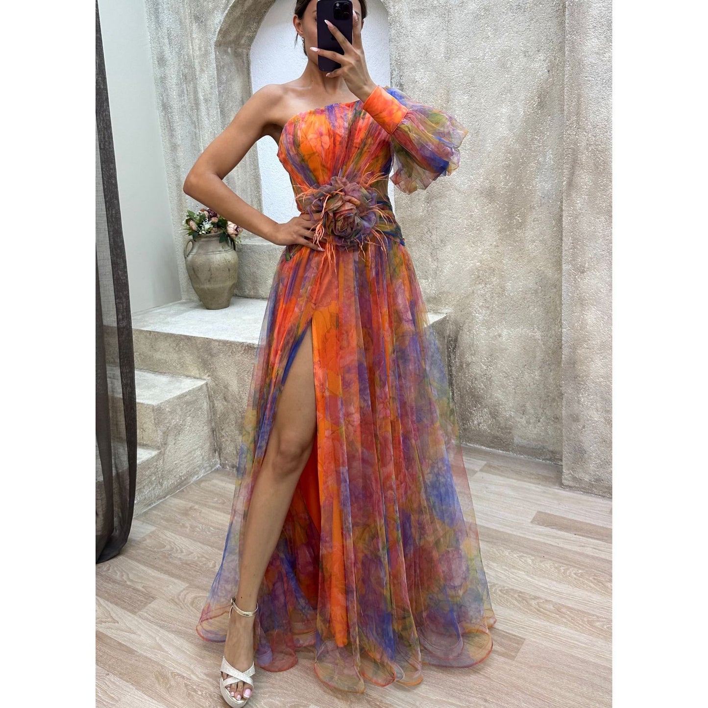 Robe longue asymétrique élégante à détail floral et fente raffinée