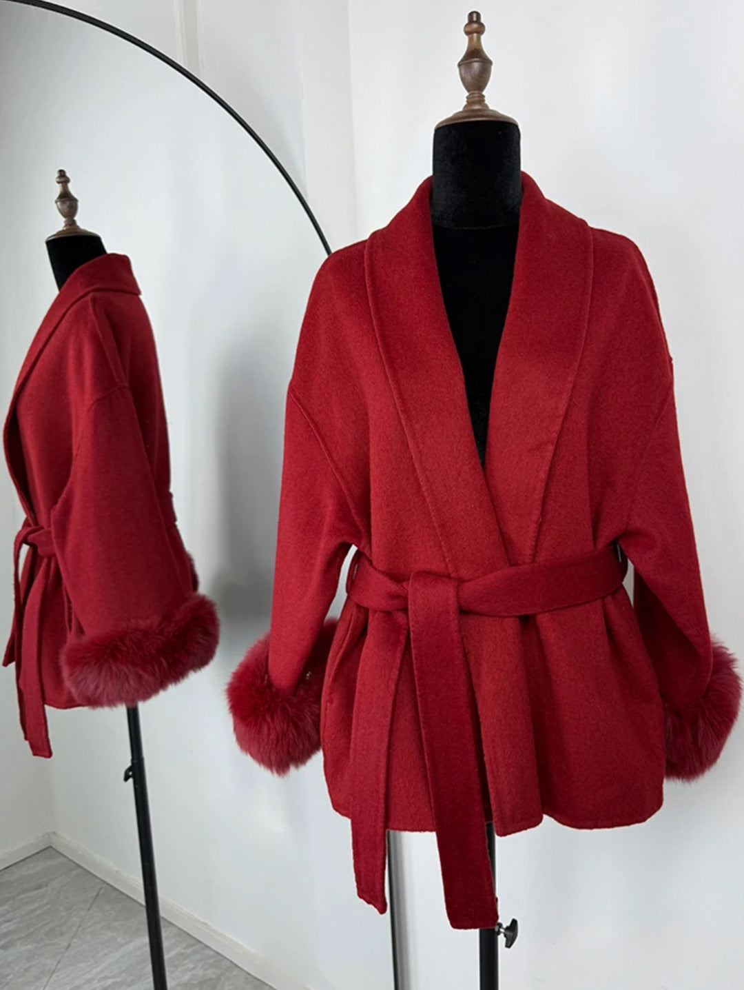 Manteau en laine française à col en V avec laçage et fourrure