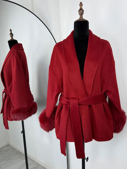 Manteau en laine française à col en V avec laçage et fourrure