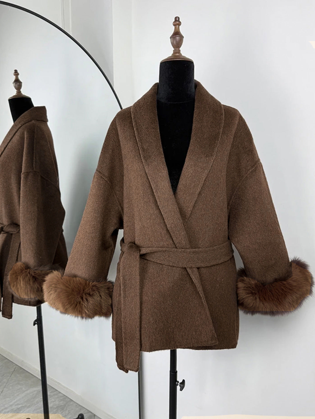 Manteau en laine française à col en V avec laçage et fourrure