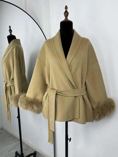 Manteau en laine française à col en V avec laçage et fourrure