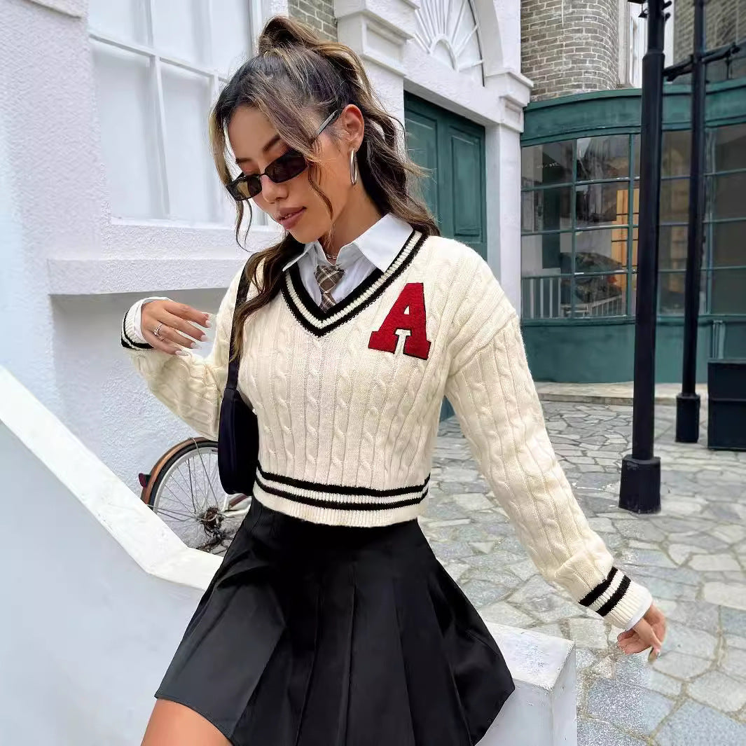 Pull court en maille torsadée à col V