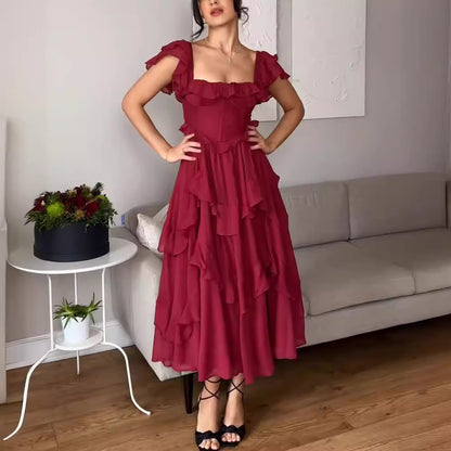 Robe longue élégante à corsage structuré et jupe à volants raffinés