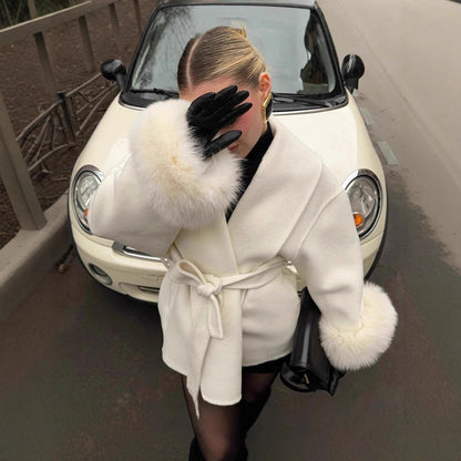 Manteau en laine française à col en V avec laçage et fourrure