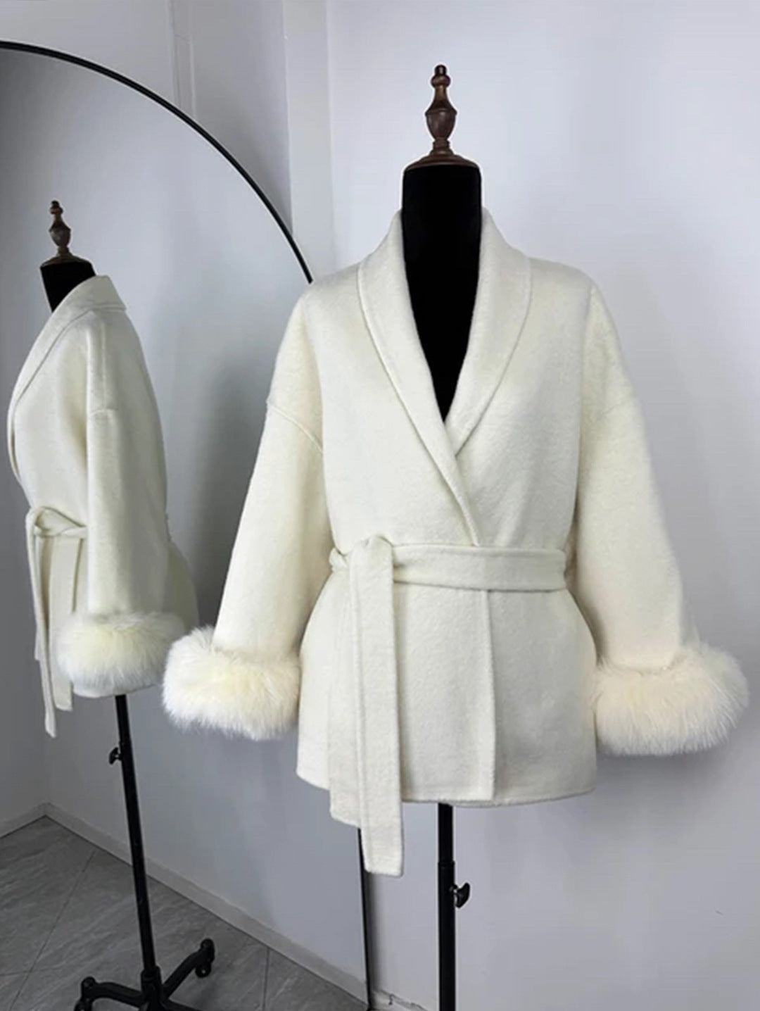 Manteau en laine française à col en V avec laçage et fourrure