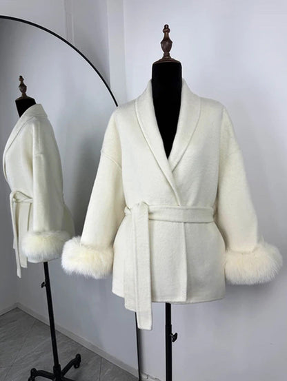 Manteau en laine française à col en V avec laçage et fourrure