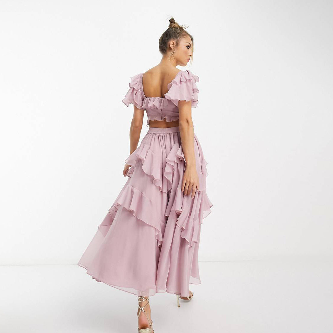 Robe longue élégante à corsage structuré et jupe à volants raffinés