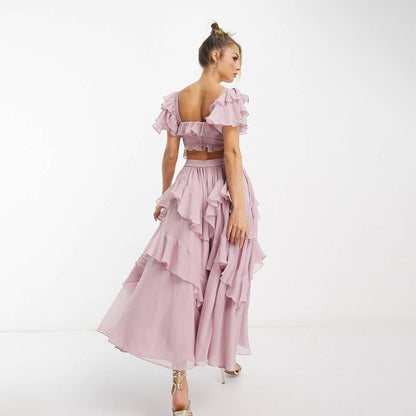 Robe longue élégante à corsage structuré et jupe à volants raffinés