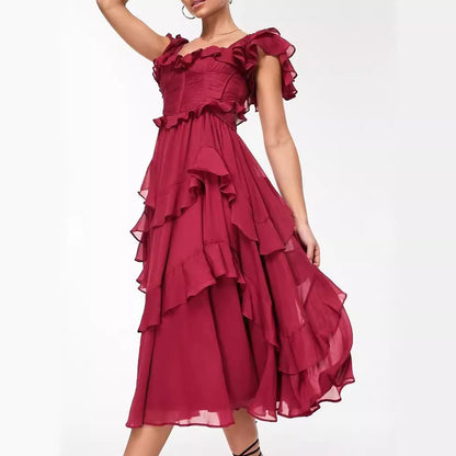 Robe longue élégante à corsage structuré et jupe à volants raffinés