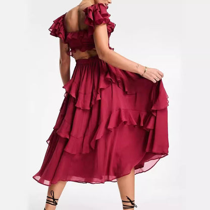 Robe longue élégante à corsage structuré et jupe à volants raffinés