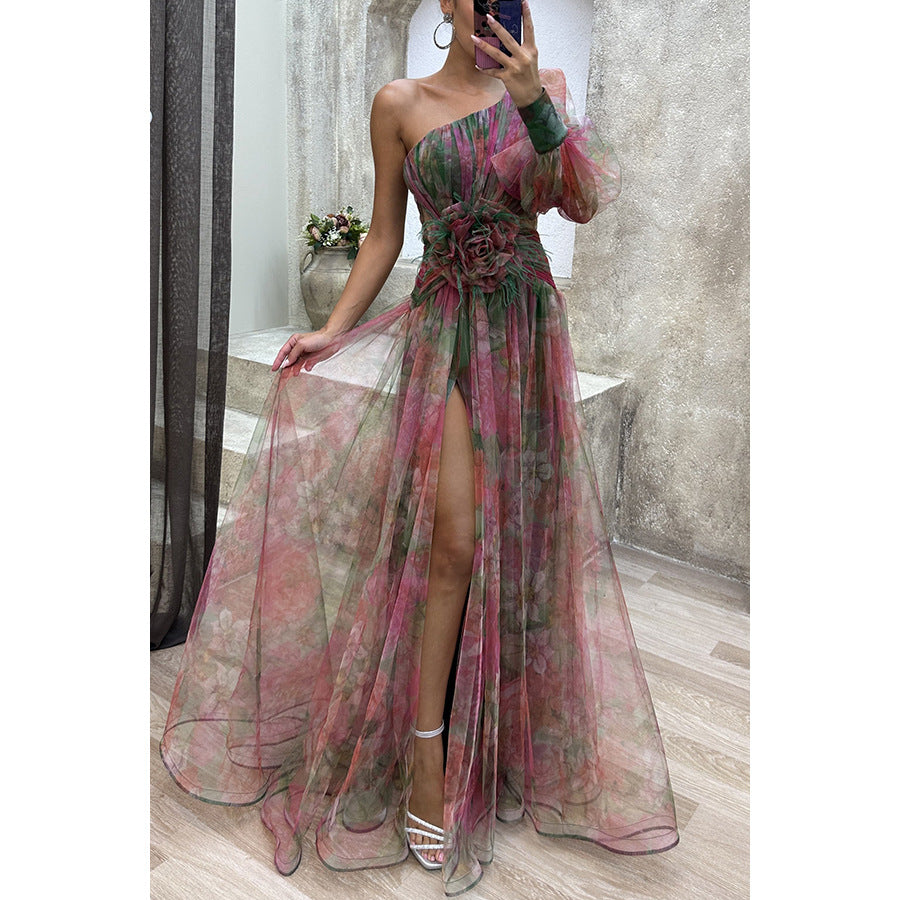 Robe longue asymétrique élégante à détail floral et fente raffinée