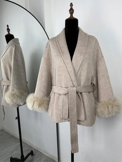 Manteau en laine française à col en V avec laçage et fourrure
