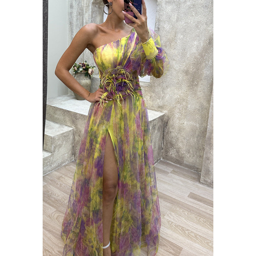 Robe longue asymétrique élégante à détail floral et fente raffinée