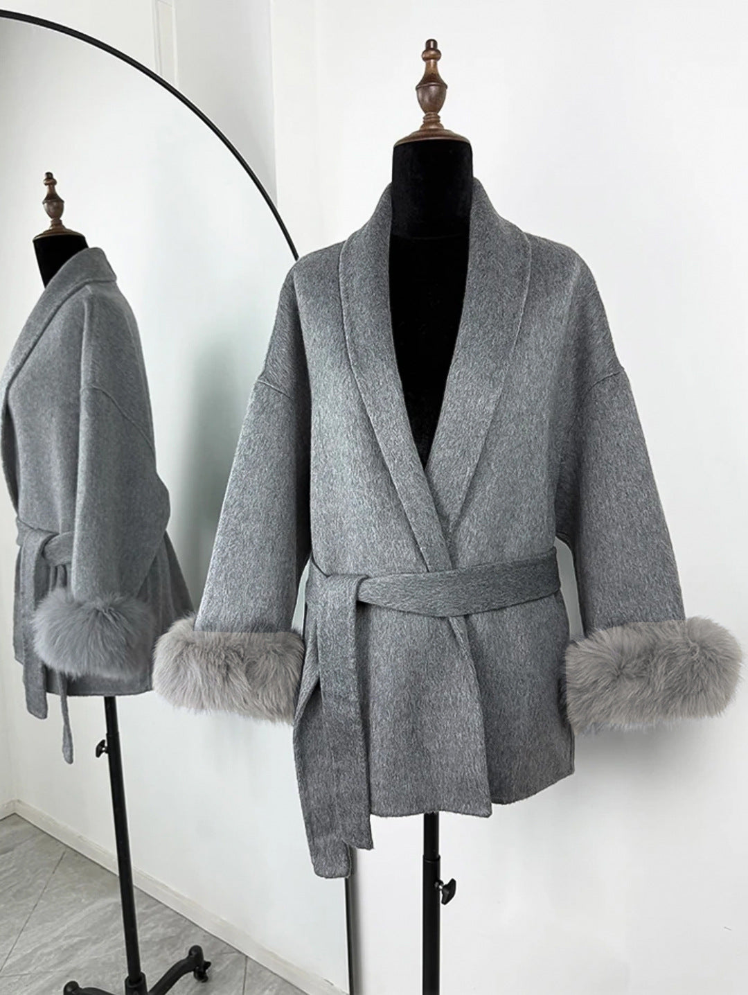 Manteau en laine française à col en V avec laçage et fourrure