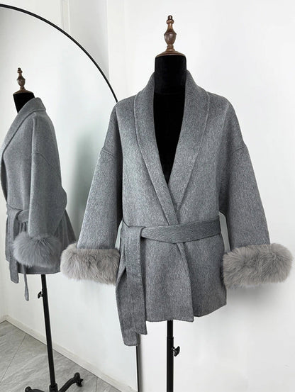 Manteau en laine française à col en V avec laçage et fourrure