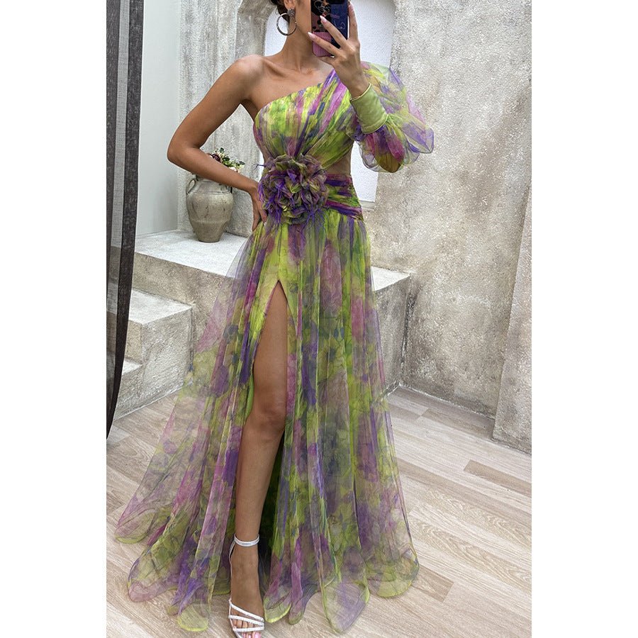 Robe longue asymétrique élégante à détail floral et fente raffinée