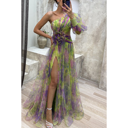 Robe longue asymétrique élégante à détail floral et fente raffinée