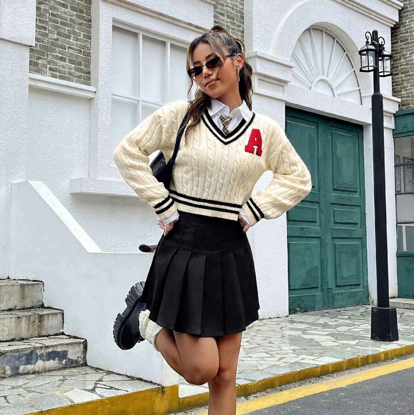 Pull court en maille torsadée à col V