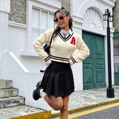 Pull court en maille torsadée à col V