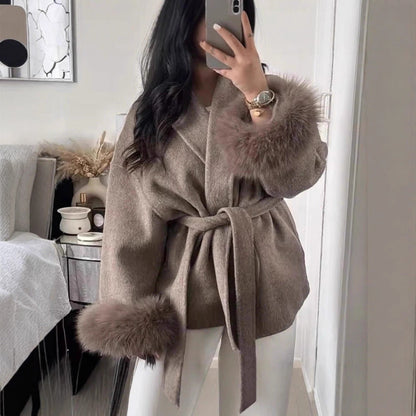 Manteau en laine française à col en V avec laçage et fourrure
