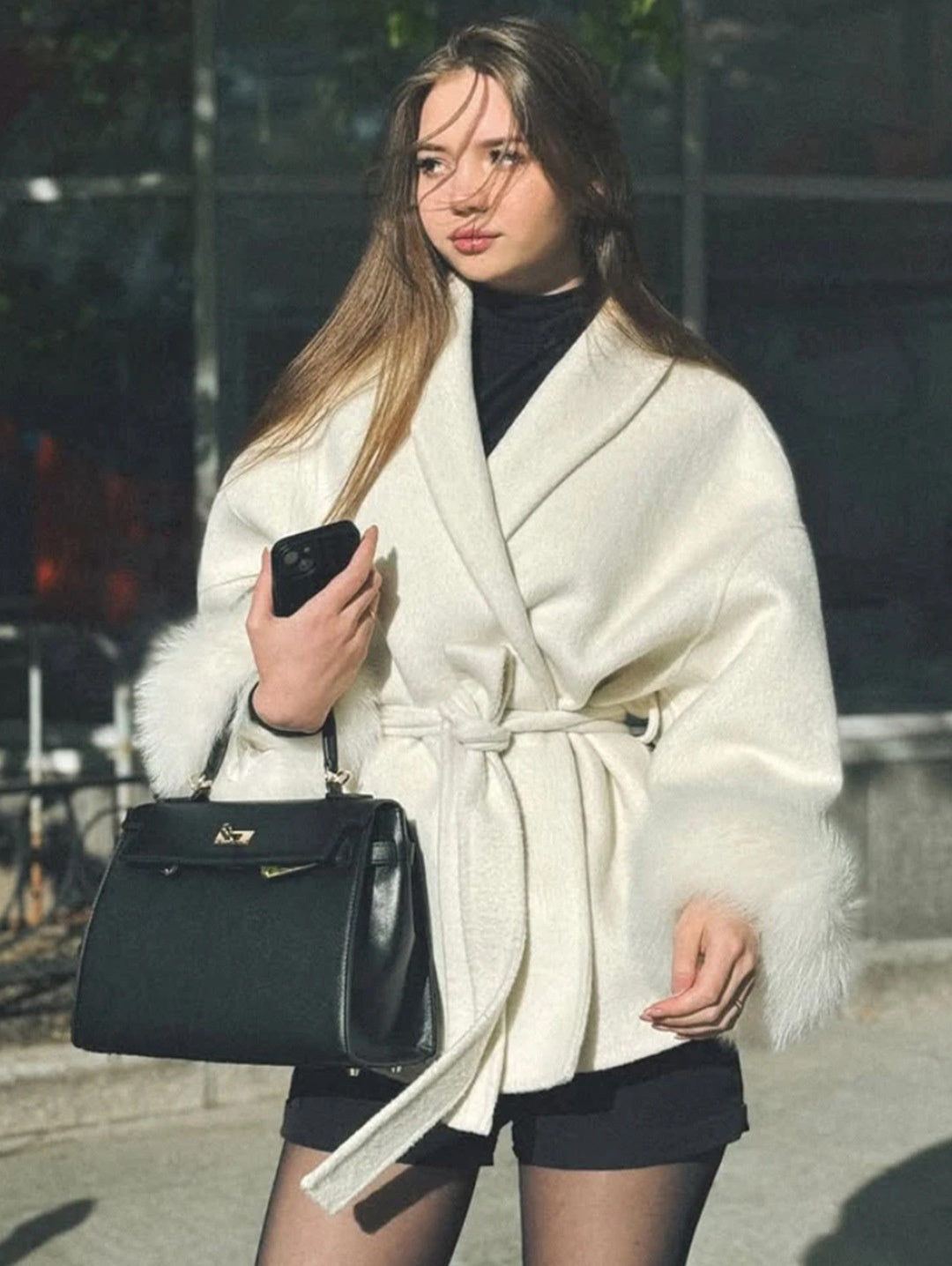 Manteau en laine française à col en V avec laçage et fourrure
