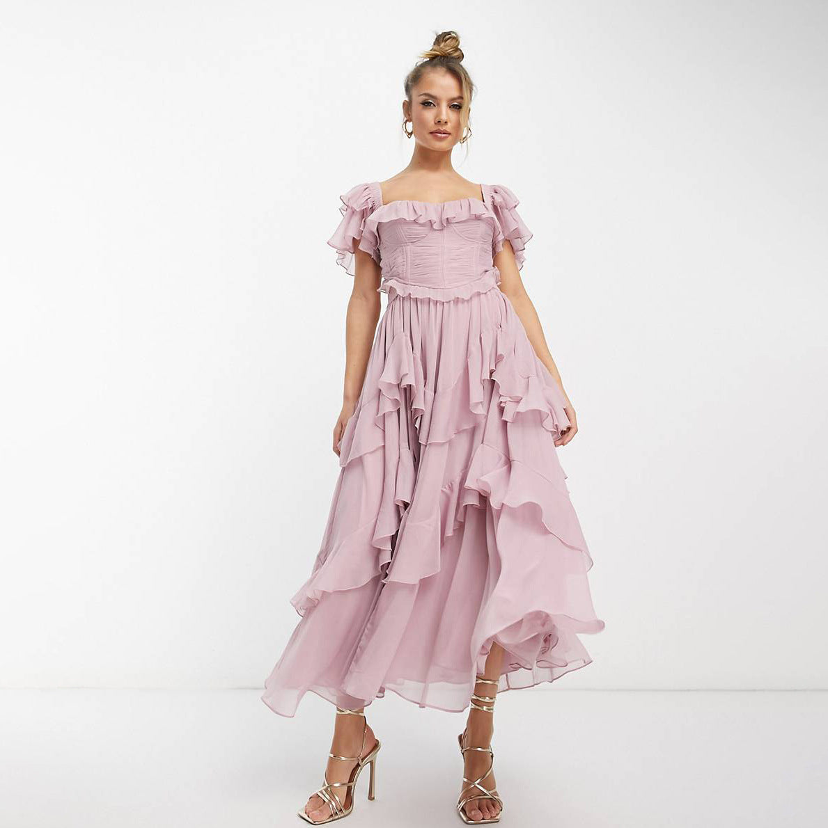 Robe longue élégante à corsage structuré et jupe à volants raffinés