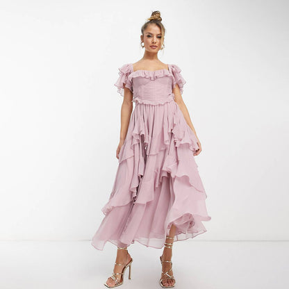 Robe longue élégante à corsage structuré et jupe à volants raffinés