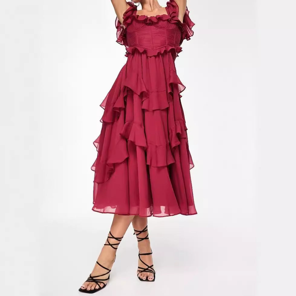 Robe longue élégante à corsage structuré et jupe à volants raffinés