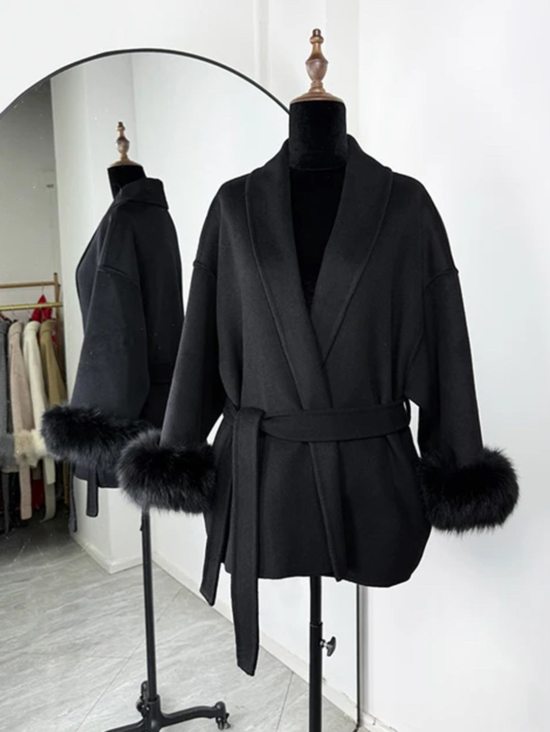 Manteau en laine française à col en V avec laçage et fourrure