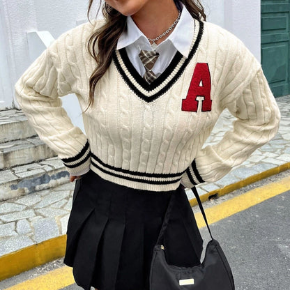 Pull court en maille torsadée à col V